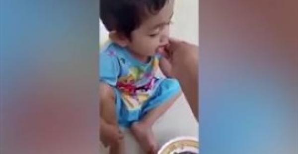 بالفيديو..  أم تطعم طفلتها ديدان