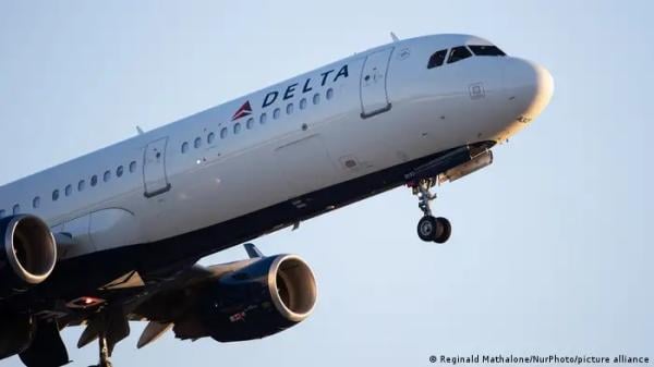 رعب في قمرة القيادة.. مساعد طيار يهدد بإطلاق النار على قائد الطائرة