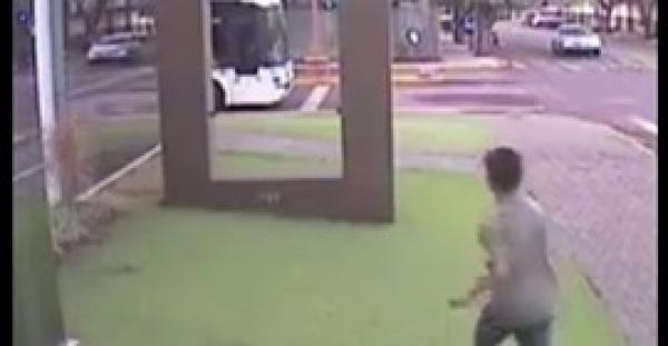 بالفيديو.. طفل يحطم لوحًا زجاجيًا شفافًا حسبه هواء