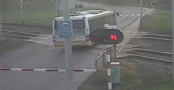 بالفيديو.. قطار يصدم مؤخرة حافلة بأحد مزلقانات بولندا