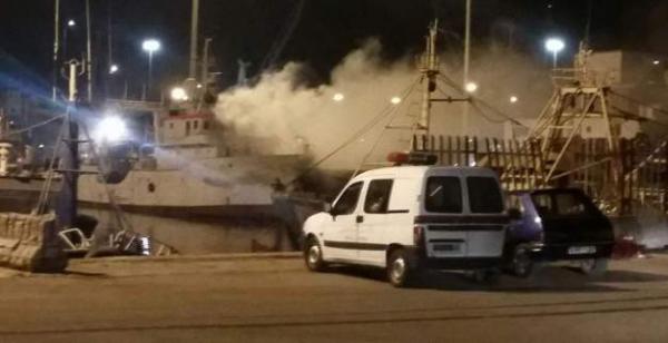 النيران تشب في سفينة "حكومية" بميناء الدار البيضاء