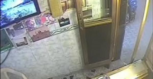 سيدتان تغافلان صائغا لسرقة مشغولات ذهبية (فيديو)