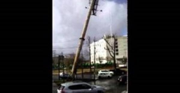 بالفيديو.. لحظة سقوط لوحة إعلانات عملاقة على سيارتين بالطريق