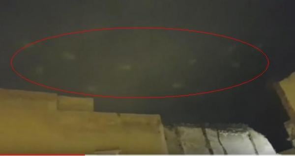 فيديو من زاوية أخرى يظهر أجسام غريبة واضحة بسماء مكناس ونشطاء يعلقون : " هداك لايزر"