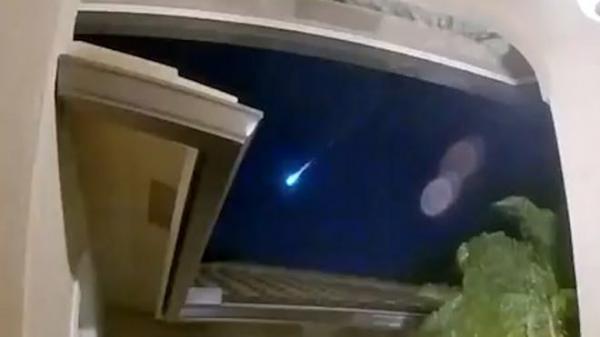 لحظة سقوط نيزك ضخم بولاية فلوريدا (فيديو)