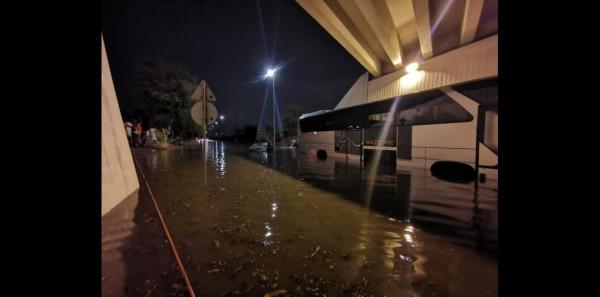 بالفيديو.. السيول تجتاح السعودية وتغرق شوارع المدينة المنورة