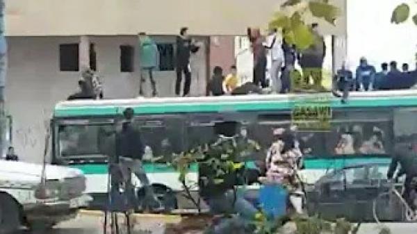 مراهقون يخاطرون بحياتهم بالصعود فوق الحافلة وهي متحركة بحي مولاي رشيد - كازا