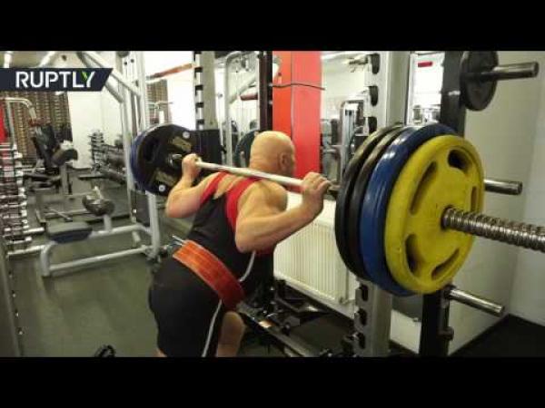 يرفع 210 كيلوغرامات في الـ76 من عمره