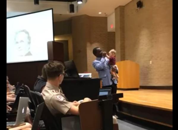 بالفيديو: أستاذ جامعي يحمل طفل طالبته وهو يلقي محاضرته