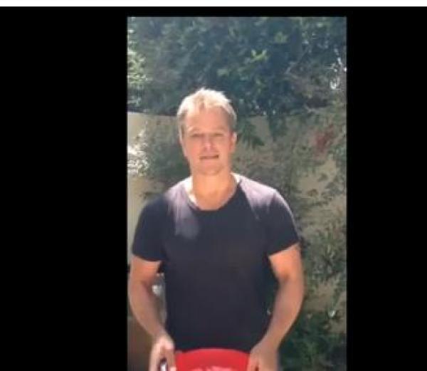 بالفيديو: مات ديمون يسكب مياه المرحاض على رأسه