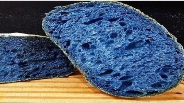 فاكهة نادرة لها تأثير غريب على تحويل الأطعمة إلى اللون الأزرق