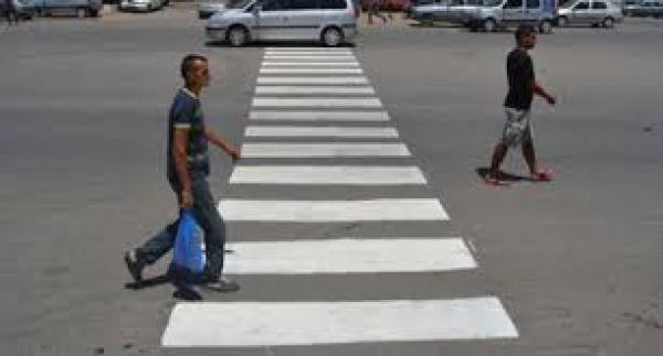 مكاينش لمزاح... شرطة المرور ببني ملال تشرع في تحرير مخالفات 25 درهم وهذا شرح للقانون ووقت تطبيقه على الراجلين (فيديو)