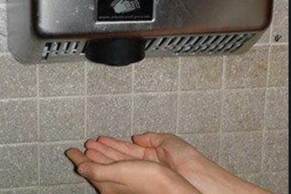 لهذا يجب الحذر من استعمال مجفّفات اليد الإلكترونية!