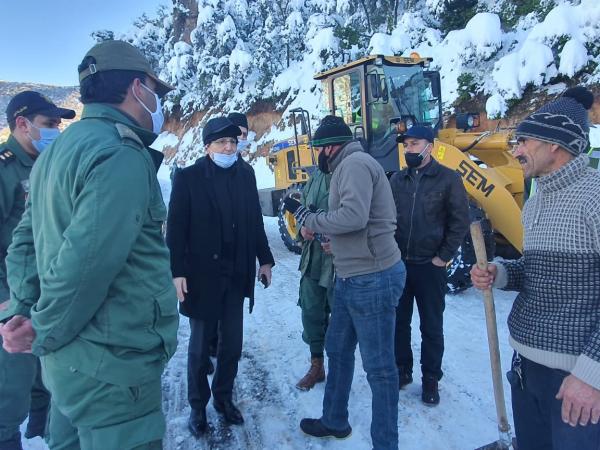 والي جهة بني ملال خنيفرة ينزل بالمناطق الجبلية ويُباشر عملية فتح المحاور الطرقية المقطوعة بسبب تهاطل الثلوج