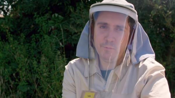 ظاهرة نادرة.. شاب قد يموت إذا تعرض لضوء الشمس! (فيديو)