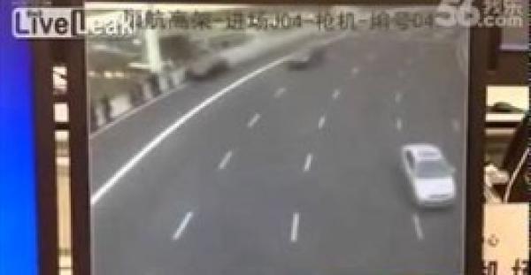 بالفيديو.. سيارة طائشة تطيح بـ 9 أشخاص كقطع الدومينو