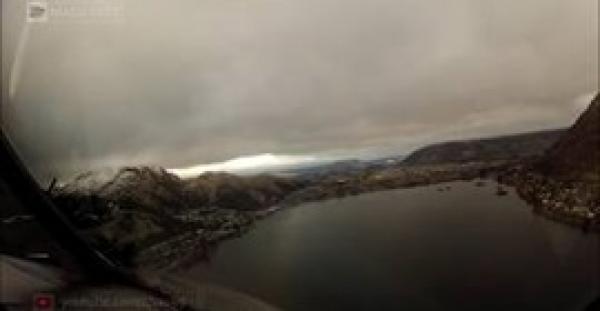 بالفيديو.. لقطات مذهلة لطيار يصور لحظة هبوط طائرة وسط الغيوم