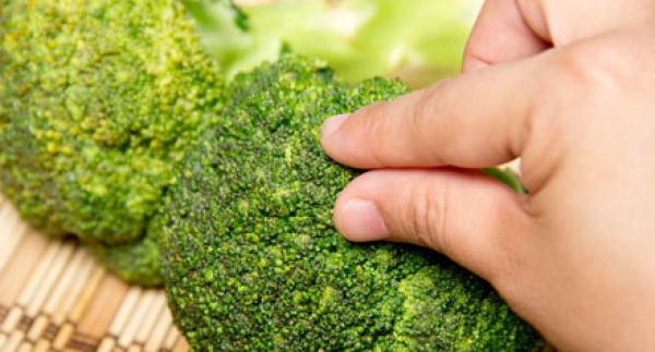 السبانخ والبروكلي لمعالجة المياه البيضاء في العين