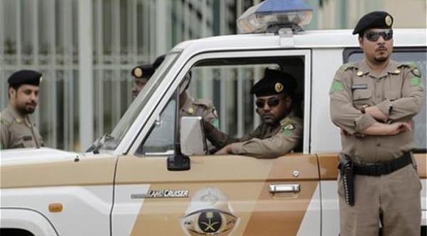 لص يسرق منزلاً رغم تواجد الأسرة داخله