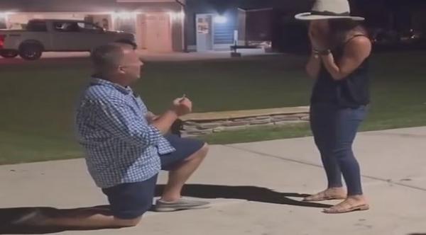 يقدم بعرض للزواج من حبيبته أمام منزلها الذي تأكله النيران