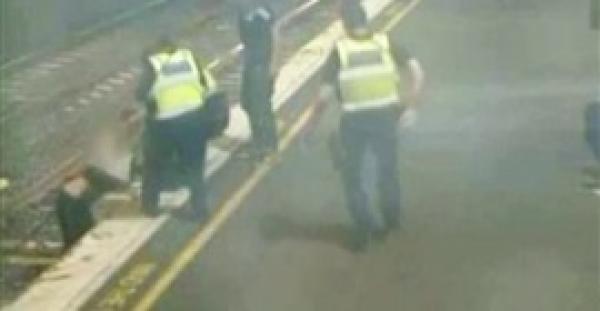 إنقاذ بطولي لامرأة قبل لحظات من دهس قطار لها (فيديو وصور)