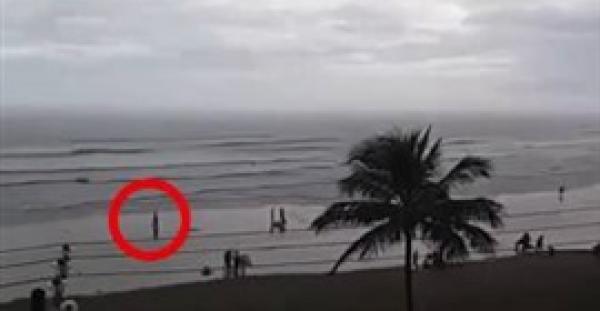 بالفيديو.. لقطات صادمة للحظة تعرض فتاة لصعقة برق مرعبة