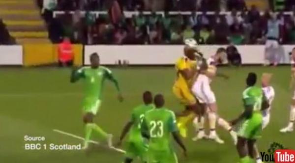 حارس نيجيريا يصد كرة قوية ويرميها في مرماه بطريقة جنونية