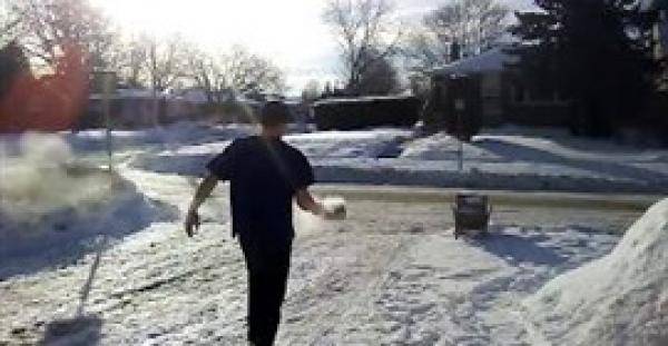 ماذا يحدث عند إلقاء الماء المغلي في درجة حرارة 34 تحت الصفر (فيديو)