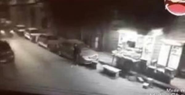 بالفيديو.. لحظة هجوم جن على صاحب كشك وصعقه