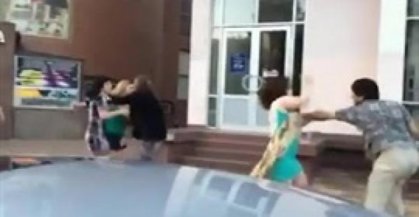 بالفيديو.. شاب يلقن امرأة درسا قاسيا