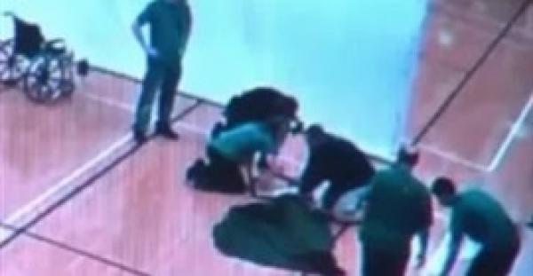 بالفيديو.. معلم ينقذ حياة طالب من الموت