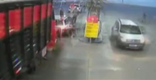 مشتبه به يحاول إشعال محطة وقود (فيديو)