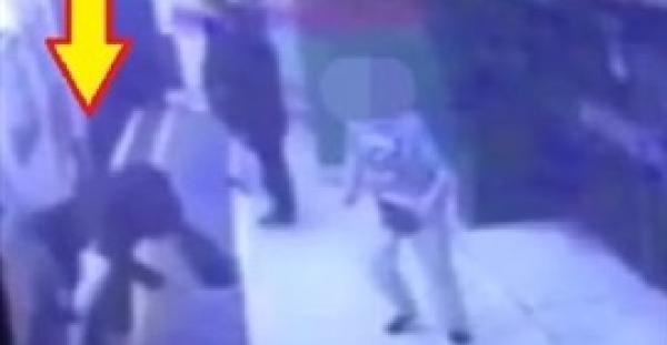 بالفيديو .. رجل ياباني يلقى امرأة محجبة أمام مترو الأنفاق