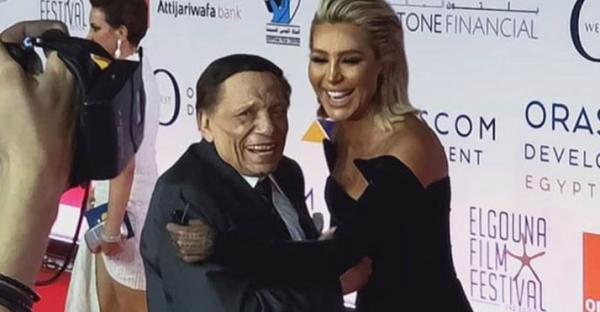 الزعيم عادل إمام يتعثر في السجادة الحمراء لمهرجان سينمائي!