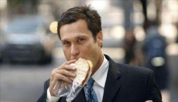 الأكل أثناء الحركة يعرضك لاكتساب المزيد من الوزن