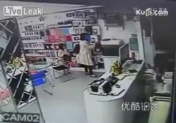 بالفيديو.. طفلة تسرق محلات في الصين برشاقة المحترفين