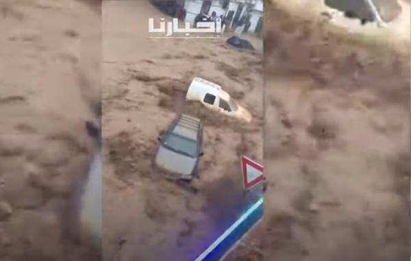 أمطار رعدية تغرق شوارع تطوان وتجرف سيارات المواطنين