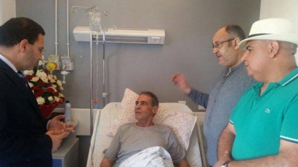 بالصورة .. الوزير الخلفي في زيارة للفنان ميمون الوجدي بالمستشفى 