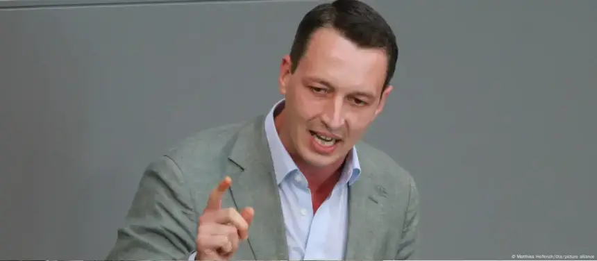 شبه المهاجرين "بالماشية".. البديل يطرد نائب برلماني من الحزب