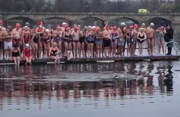 بريطانيون يتحدون البرد بالسباحة في بحيرة حديقة هايد بارك بلندن