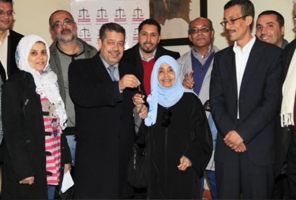 حزب الاستقلال يسلم مفتاح شقة للفنانة المغربية صفية الزياني