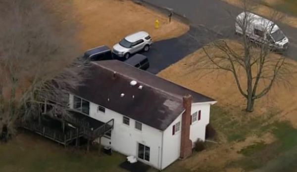 العثور على رجل ميت في منزل به أكثر من 100 أفعى سامة