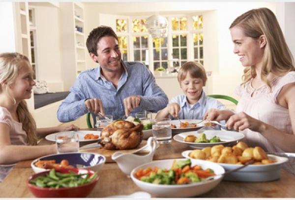 تناول الفطور والعشاء مع العائلة يقي الأطفال من خطر الإصابة بالسمنة