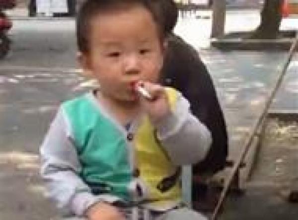 بالفيديو: جدل حول طفل يحترف التدخين  في سنته الثانية