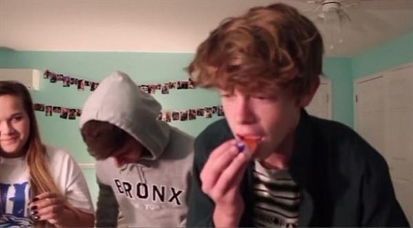 بالفيديو: هل هذا أخطر تحد ظهر على الإنترنت؟