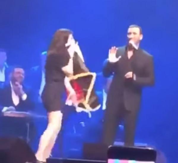 فتاة تقتحم المسرح وتحضن كاظم الساهر أثناء إحياء حفل غنائي في تركيا