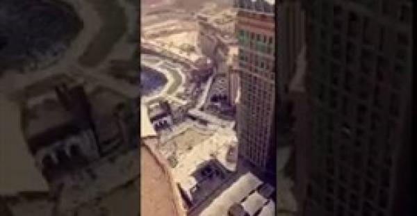 بالفيديو.. شاب يخاطر بحياته ويسير فوق حافة أعلى برج في السعودية