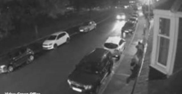 بالفيديو.. لقطات مروعة لقاتلان يحملان رأس ضحيتهما المقطوعة في الشارع