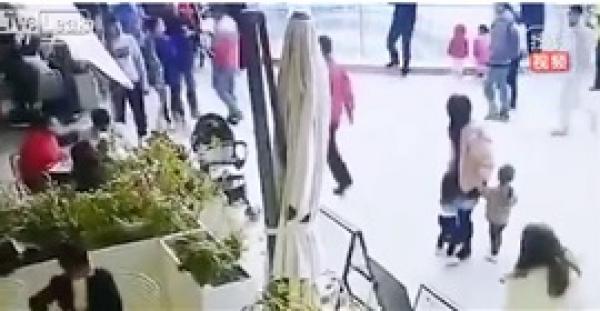 رجل يحاول اختطاف طفلة من والديها (فيديو)
