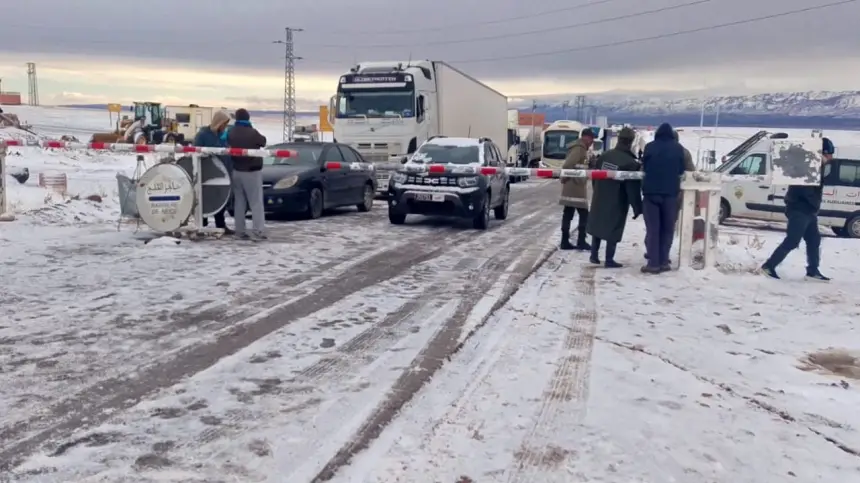 ثلوج الخير.. فتح الطريق الوطنية رقم 29 بين بومية واغبالو في اتجاه اخنيفرة بعد تدخل السلطات المحلية